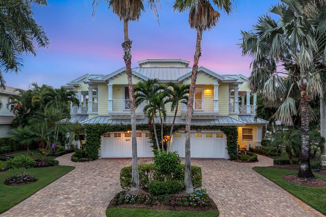 699 Fairway Terrace, Naples, FL 34103