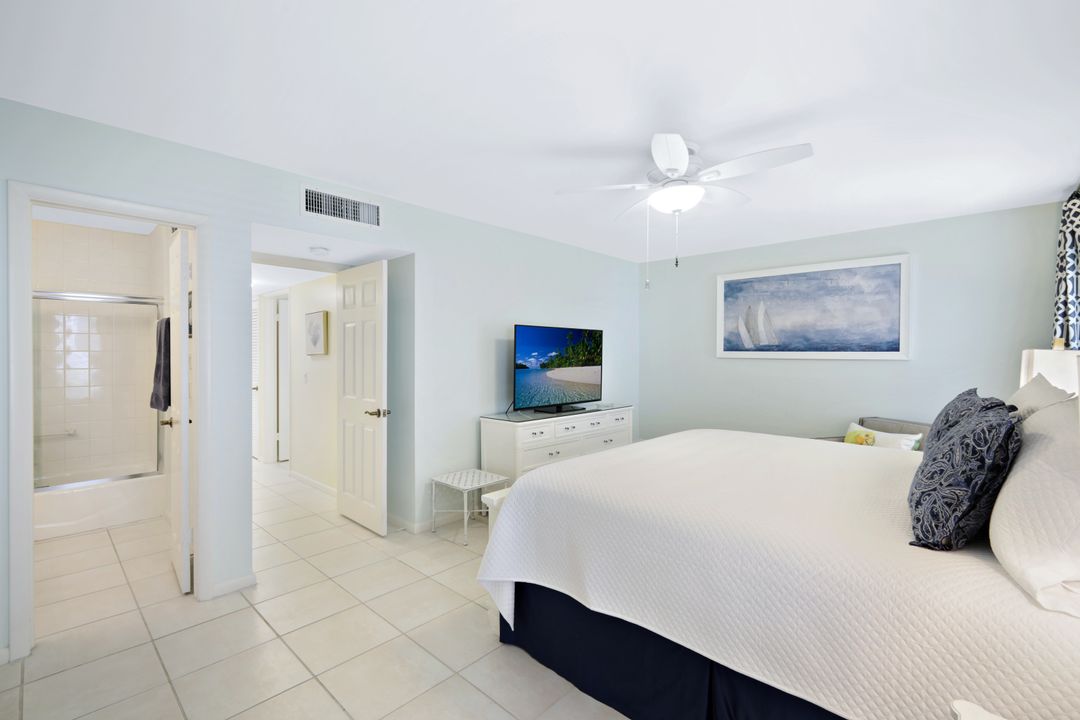 286 4th St S, Naples, FL 34102