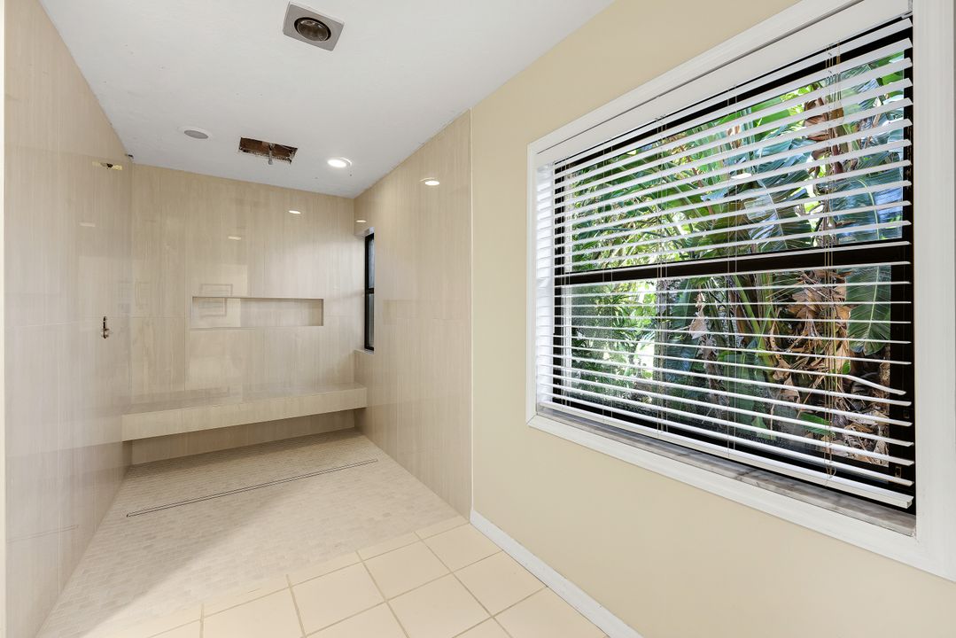 1924 Empress Ct, Naples, FL 34110