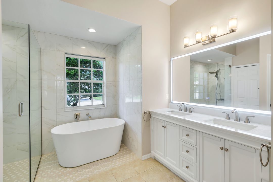 8748 S Lake Cir, Fort Myers, FL 33908