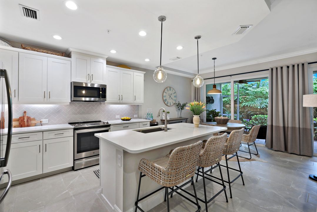 2542 Seychelles Dr #702, Naples, FL 34112