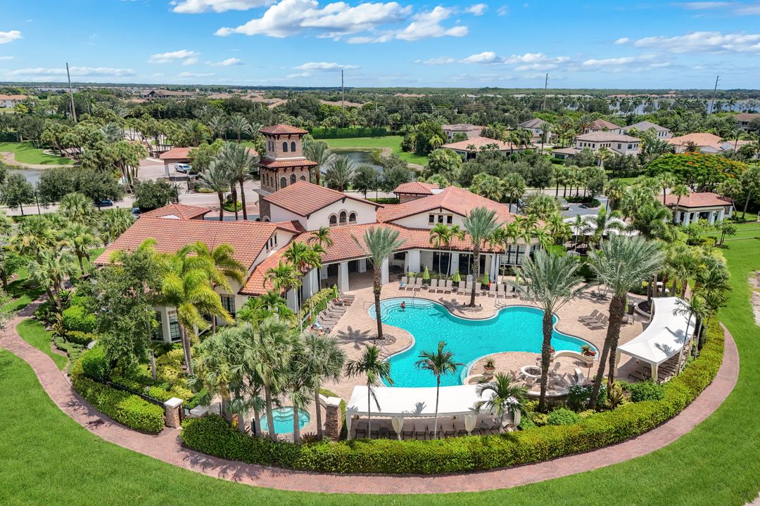 9458 Greenleigh Ct, Naples, FL 34120