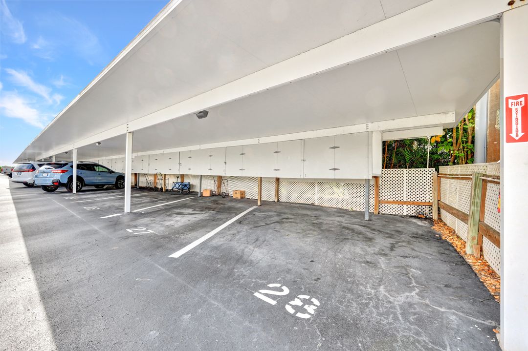 330 Kon Tiki Dr #D-1, Naples, FL 34113