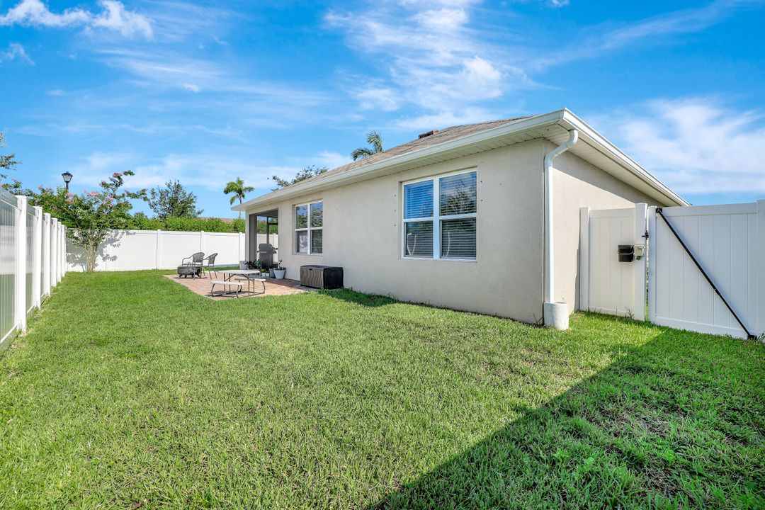692 Hadley St E, Naples, FL 34104
