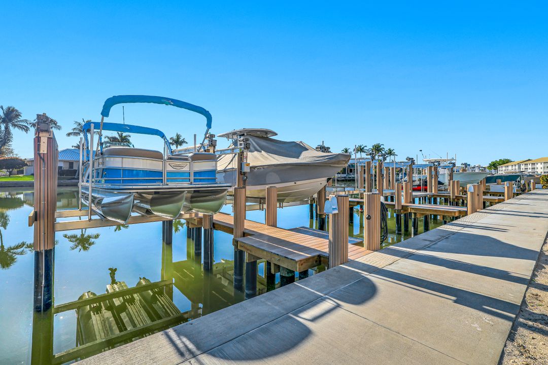 11118 Gulf Shore Dr #401, Naples, FL 34108