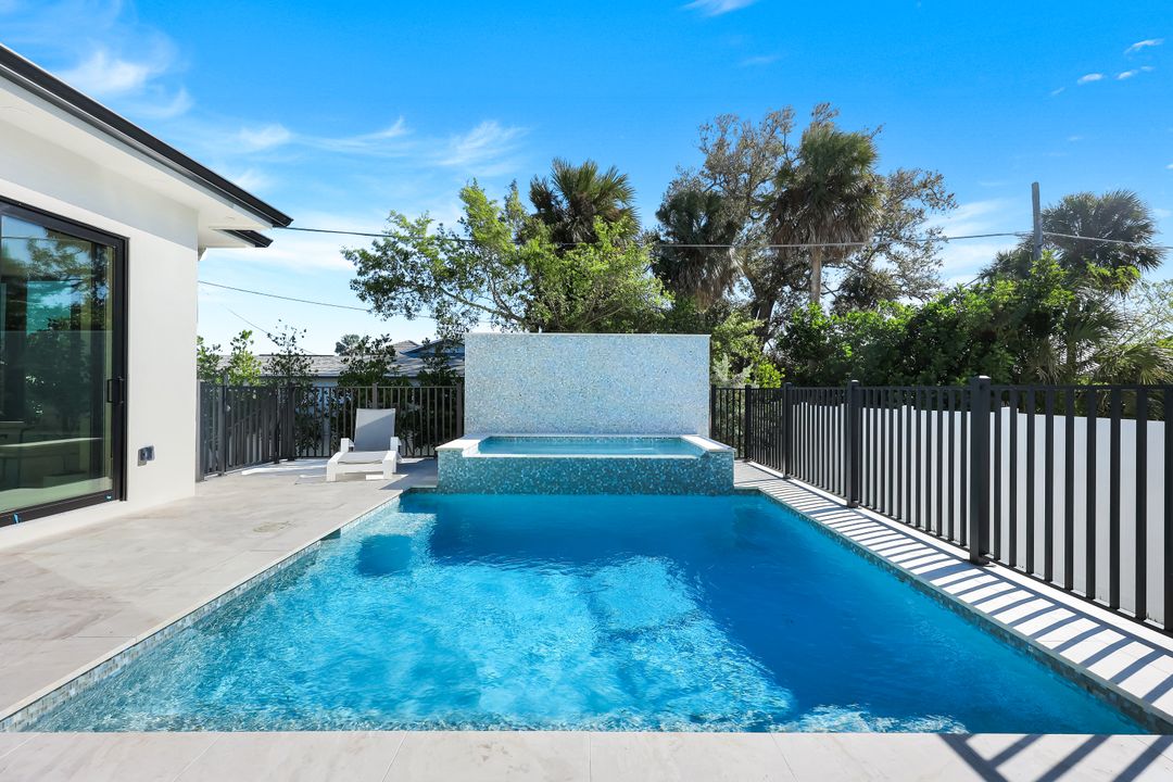 9760 Vanderbilt Dr, Naples, FL 34108