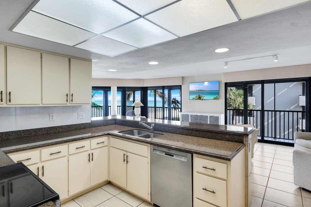 9653 Gulf Shore Dr #303, Naples, FL 34108