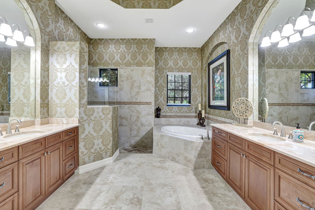 7748 Classics Dr, Naples, FL 34113