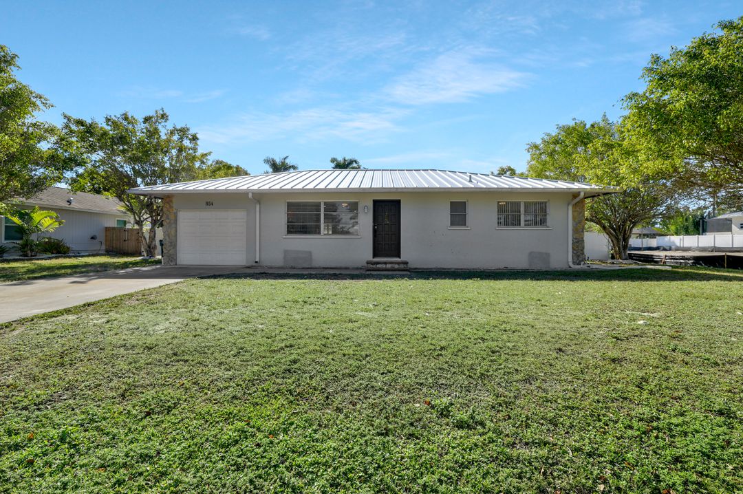 854 101st Ave N, Naples, FL 34108