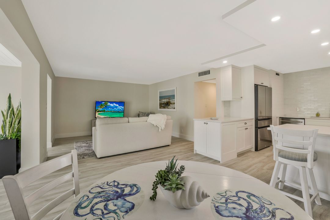 354 Harbour Dr, Naples, FL 34103