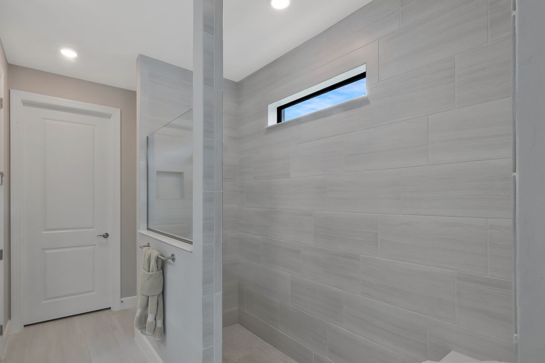 9640 Everglades Dr, Naples, FL 34120