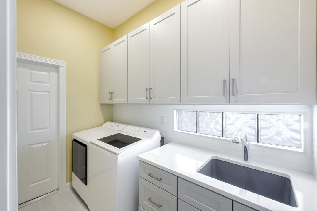 4322 Queen Elizabeth Way, Naples, FL 34119