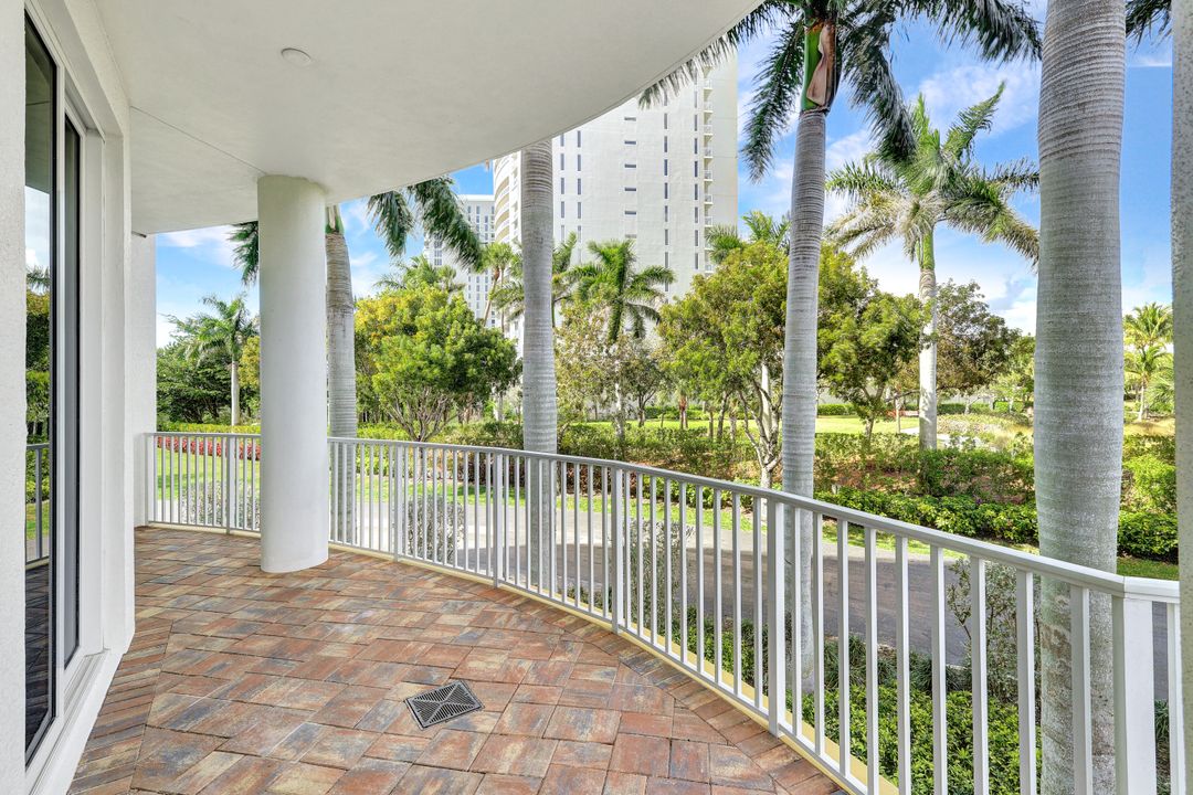 13675 Vanderbilt Dr #210, Naples, FL 34110