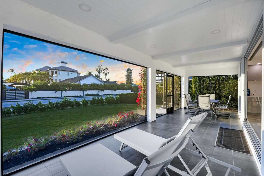 10002 Vanderbilt Dr, Naples, FL 34108