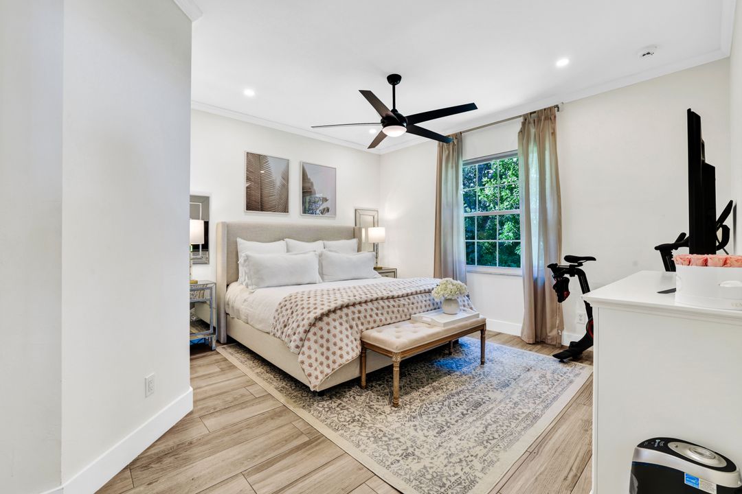 302 Stanhope Cir, Naples, FL 34104