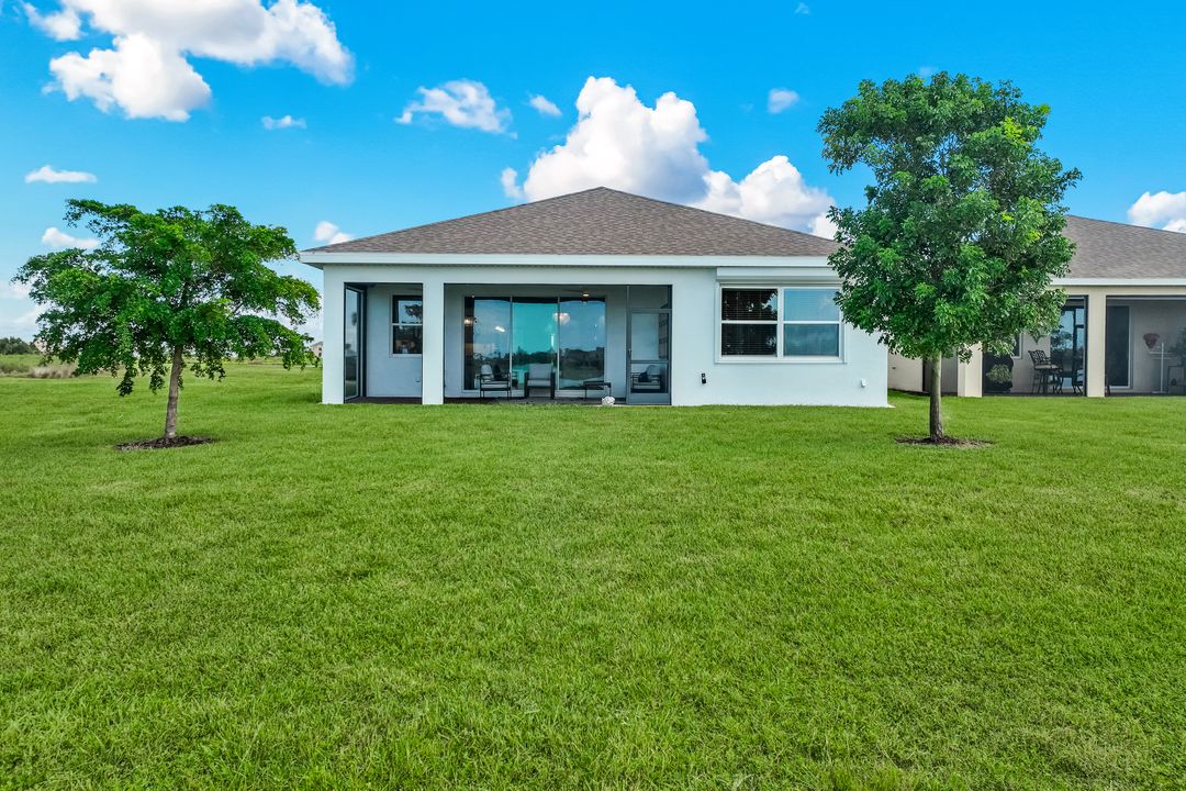 950 Stonewater Lk Ter, Cape Coral, FL 33993