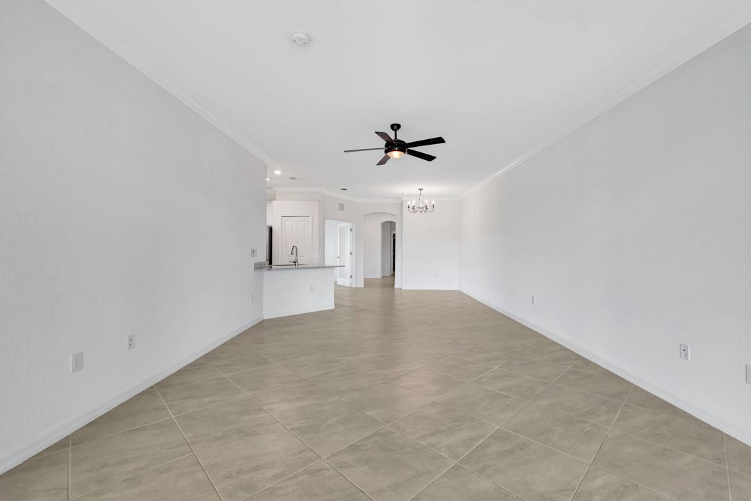 2074 Tamarron Ln, Naples, FL 34120