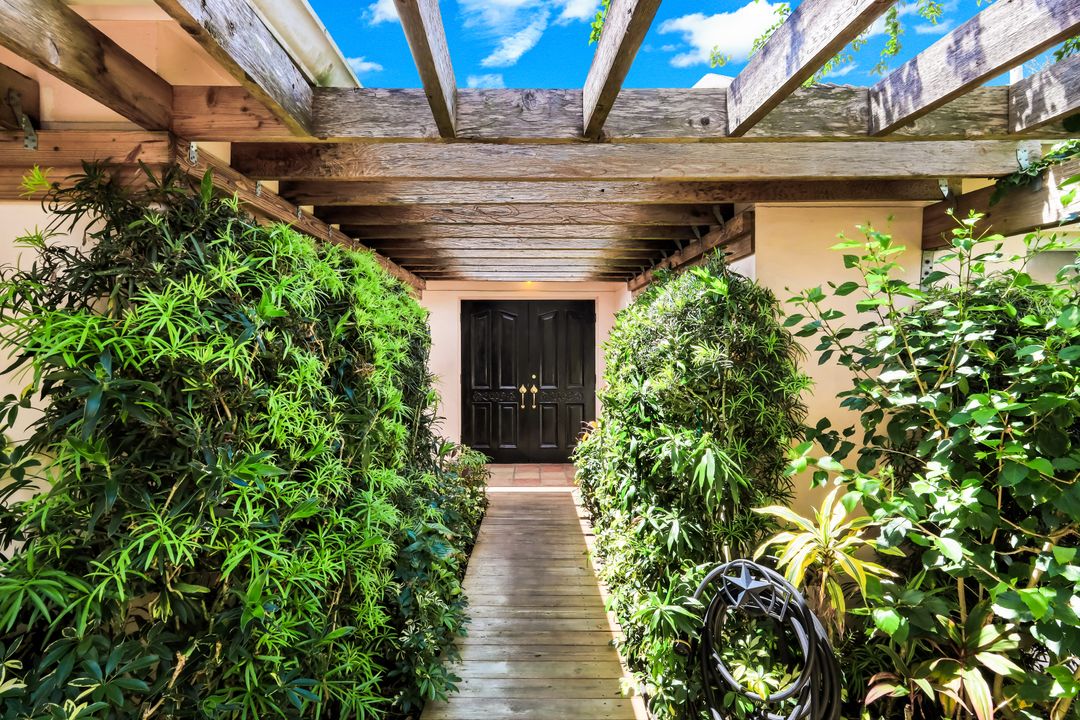 330 Bald Eagle Dr, Naples, FL 34105