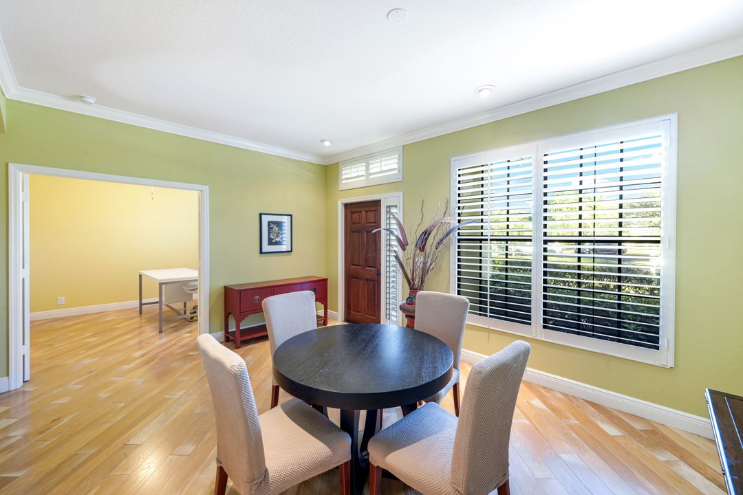 302 Sawgrass Ct, Naples, FL 34110