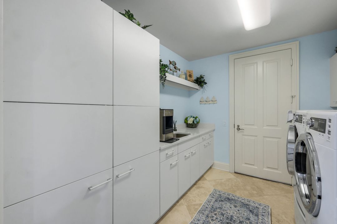 81 Seagate Dr, Naples, FL 34103