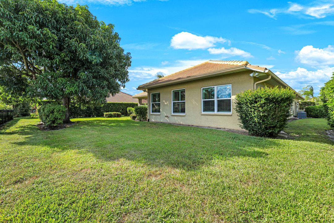 2032 Castle Garden Ln, Naples, FL 34110