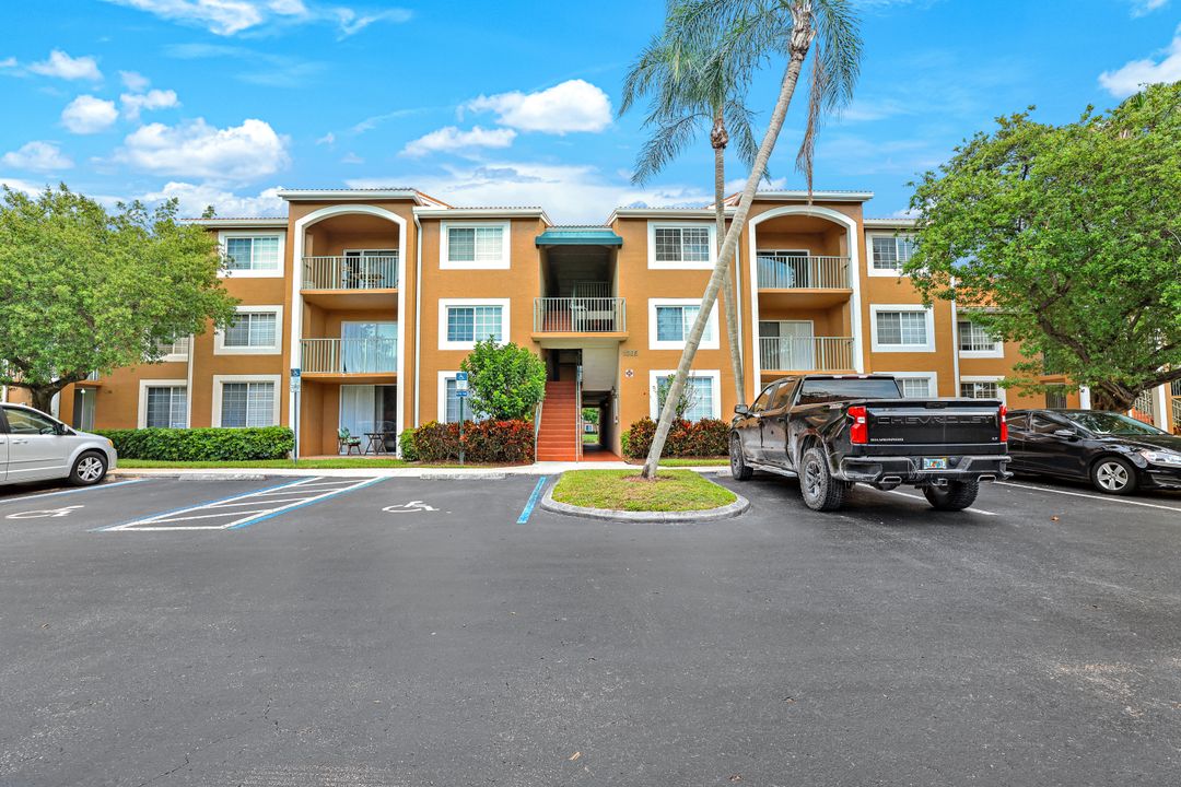 1205 Wildwood Lakes Blvd #305, Naples, FL 34104