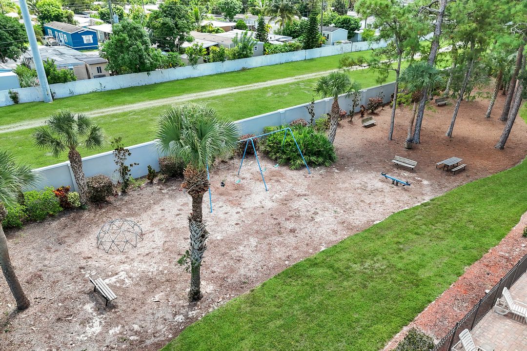 200 Stanhope Cir, Naples, FL 34104
