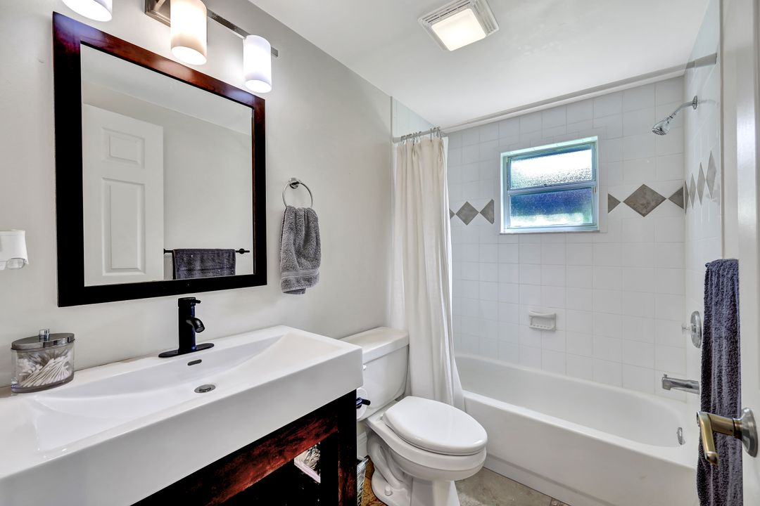 8146 Las Palmas Way, Naples, FL 34109