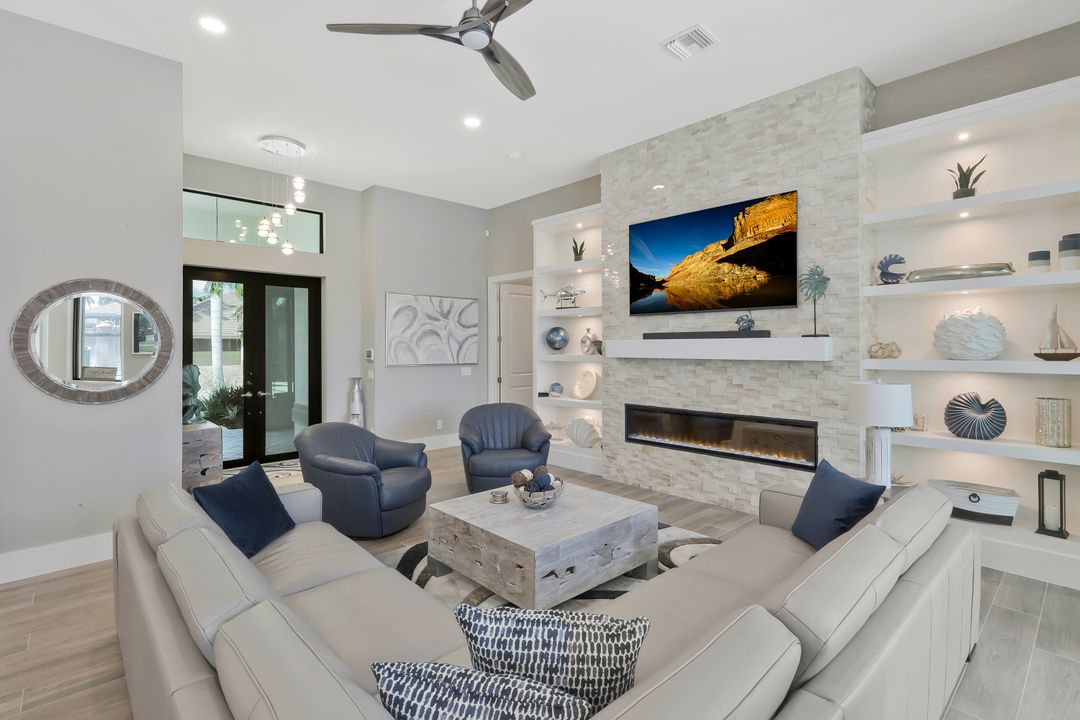 1812 Lagoon Ln, Cape Coral, FL 33914