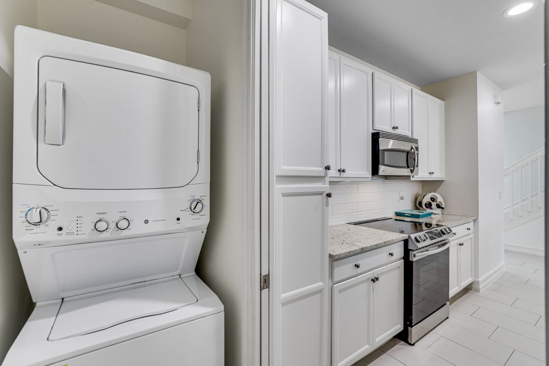 7918 Bristol Cir, Naples, FL 34120