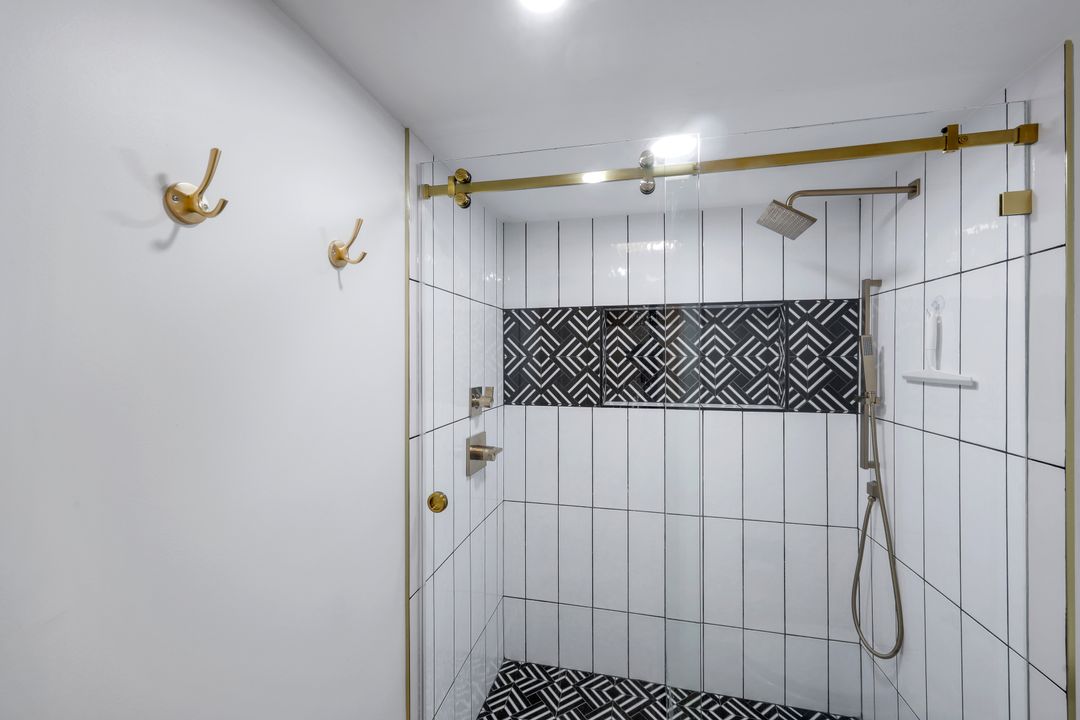 250 Park Shore Dr #801, Naples, FL 34103