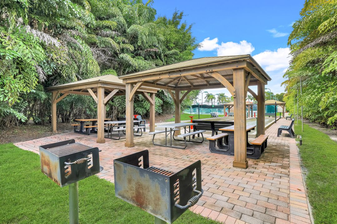 6635 Huntington Lakes Cir #202, Naples, FL 34119