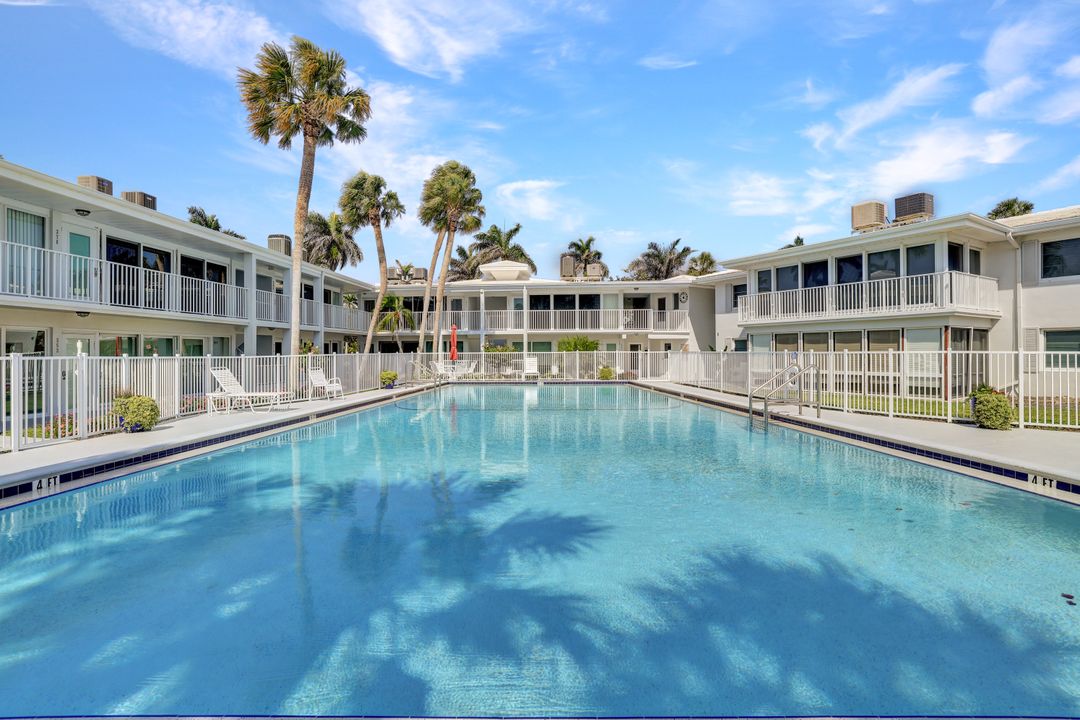 386 Harbour Dr, Naples, FL 34103