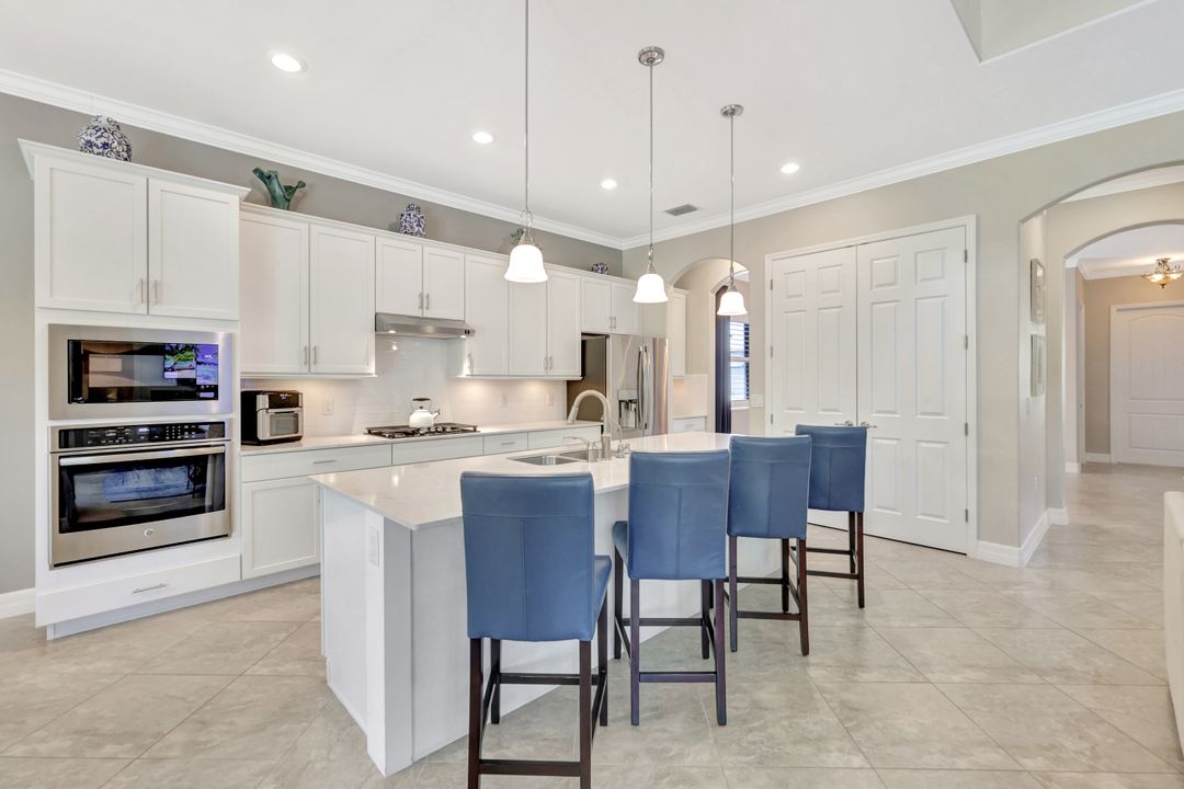 2102 Antigua Ln, Naples, FL 34120