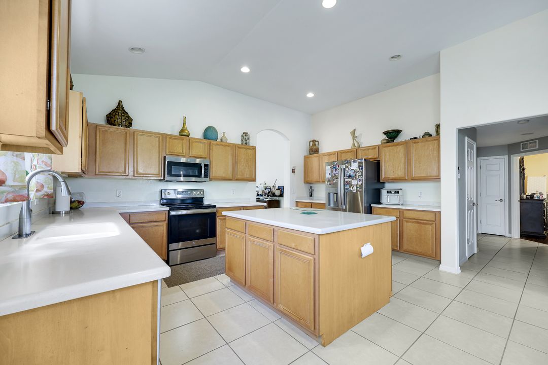 2010 Fairmont Ln, Naples, FL 34120