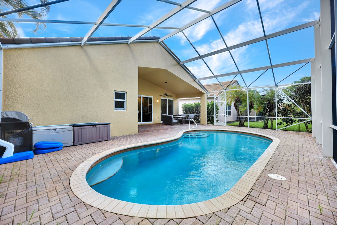 227 Glen Eagle Cir, Naples, FL 34104