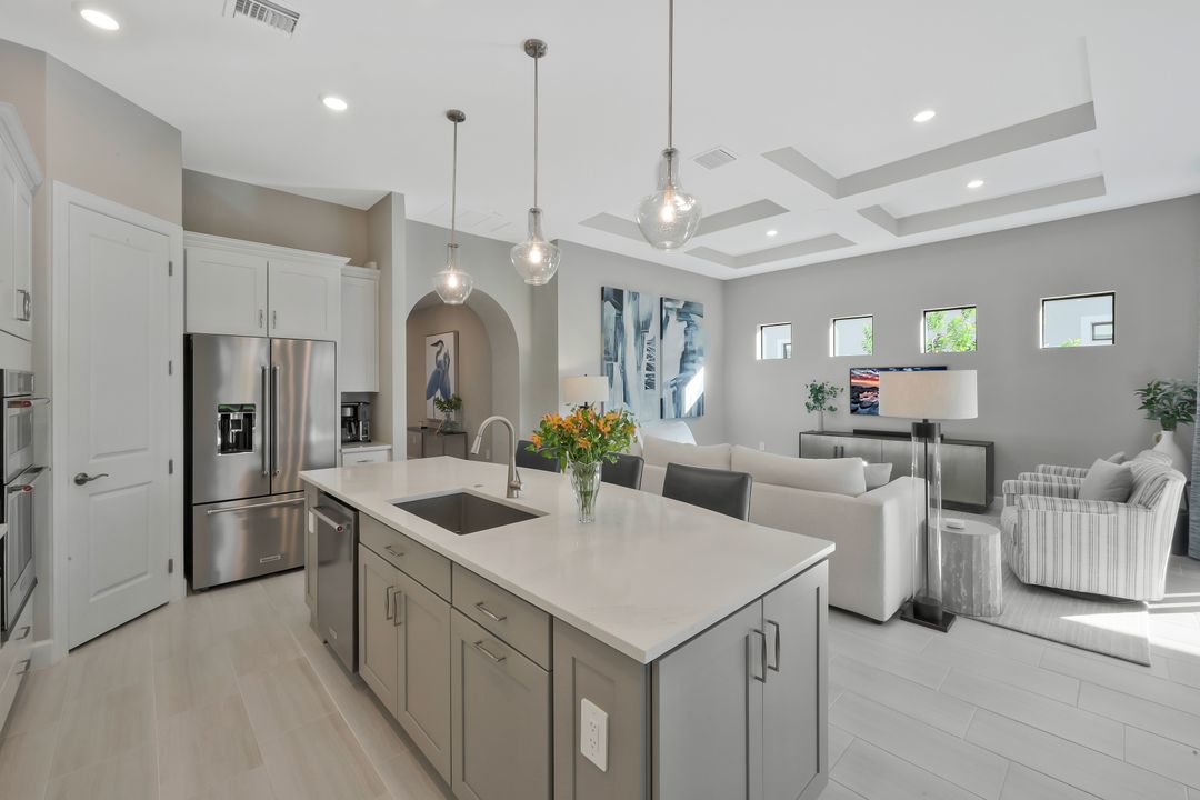 9815 Everglades Dr, Naples, FL 34120