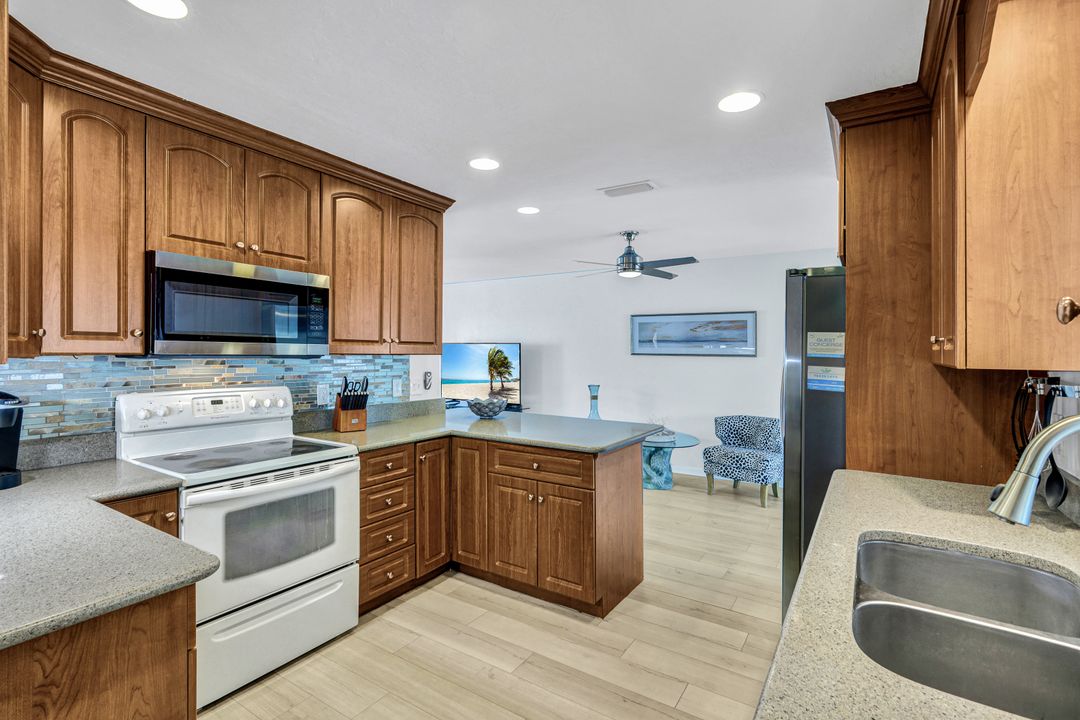 576 93rd Ave N, Naples, FL 34108