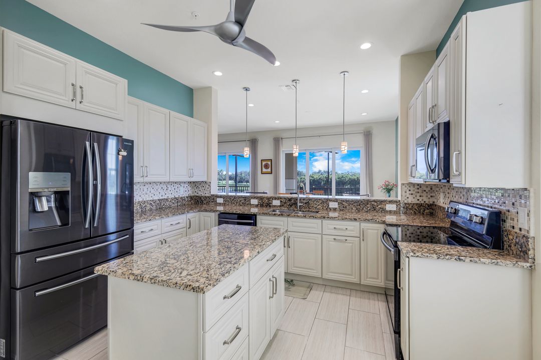 608 El Camino Real  #202, Naples, FL 34119