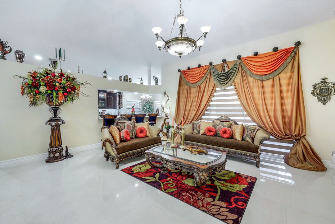 221 10th St SE, Naples, FL 34117