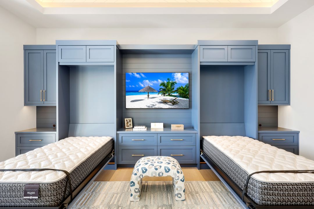 476 Palm Cir W, Naples, FL 34102