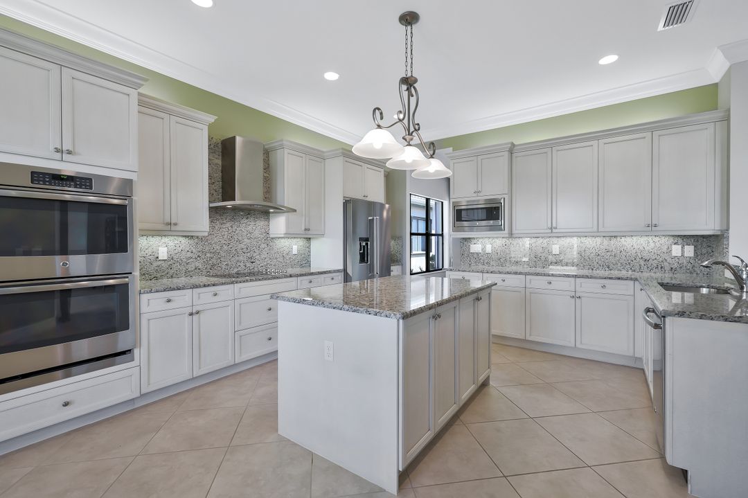 3384 Atlantic Cir, Naples, FL 34119