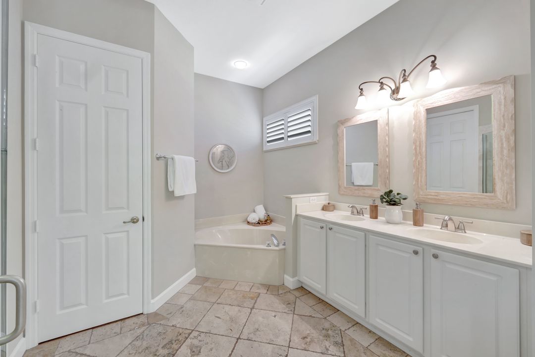 6119 Manchester Pl, Naples, FL 34110