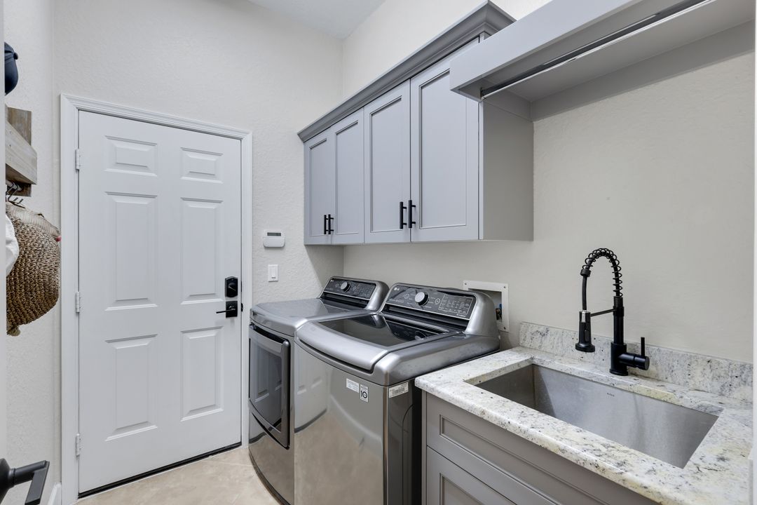 8223 Potomac Ln, Naples, FL 34104