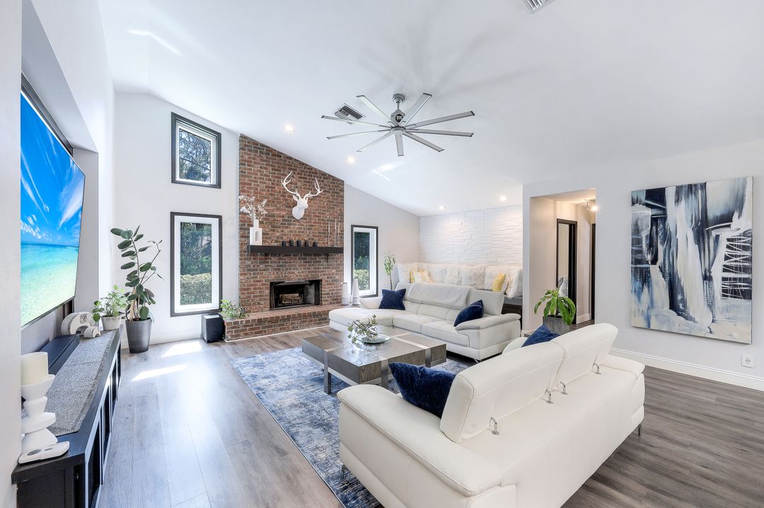 6010 Standing Oaks Ln, Naples, FL 34119