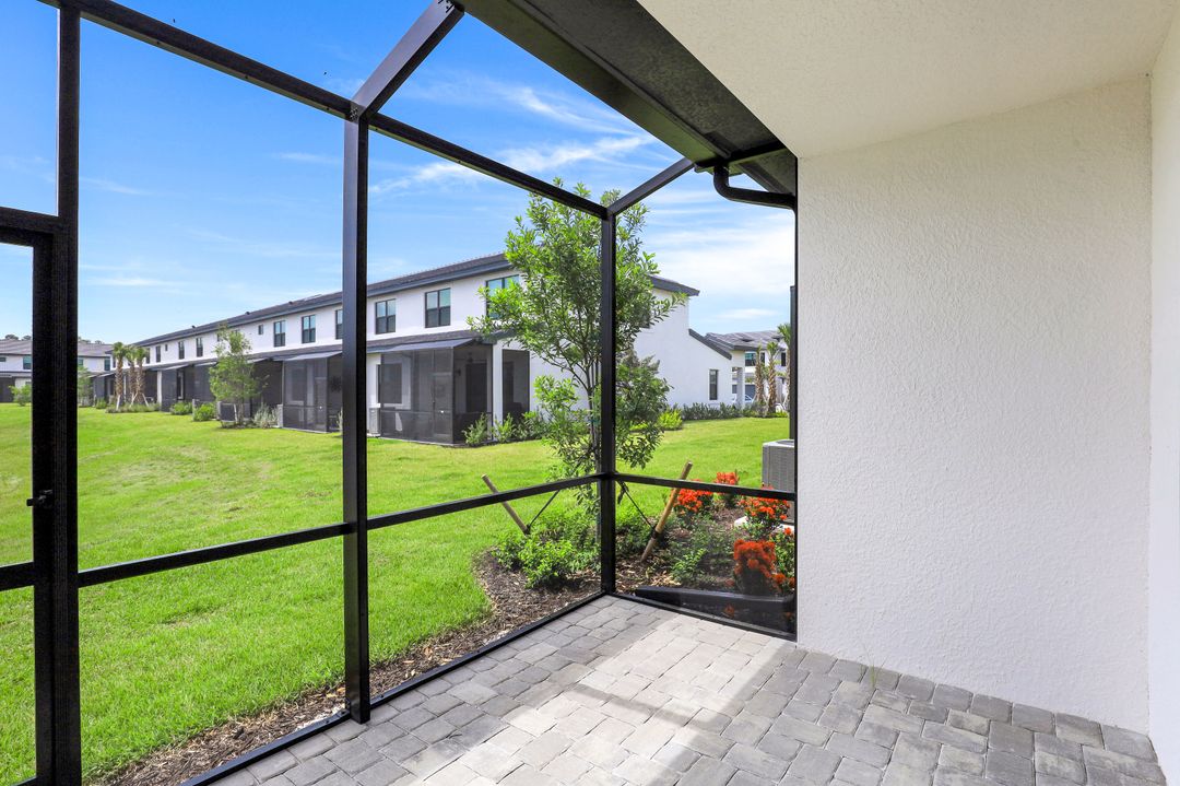 7473 Rockefeller Dr, Naples, FL 34119