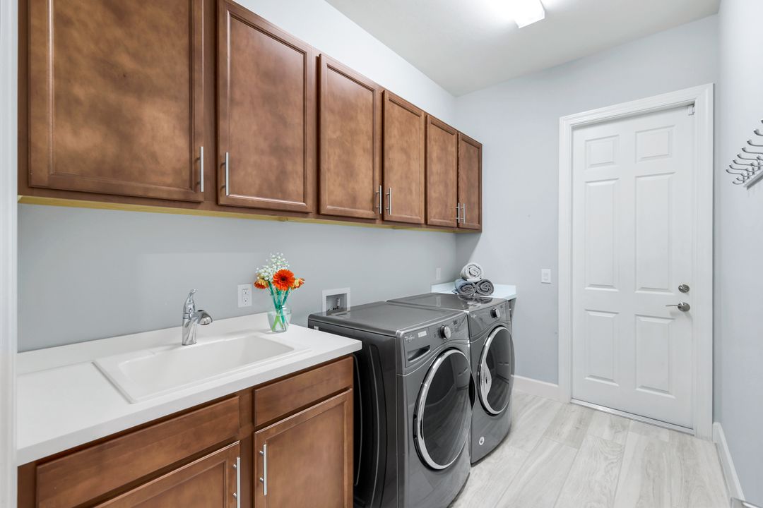 9428 Sanderling Ct, Naples, FL 34120