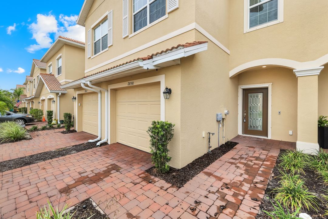 2858 Blossom Wy, Naples, FL 34120