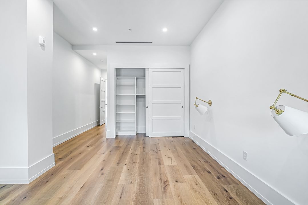 201 8th St S #308, Naples, FL 34102