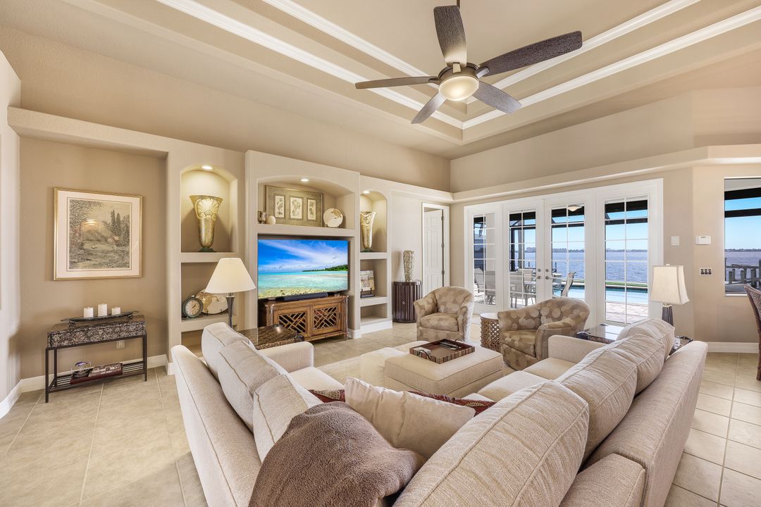 1028 Dolphin Dr, Cape Coral, FL 33904